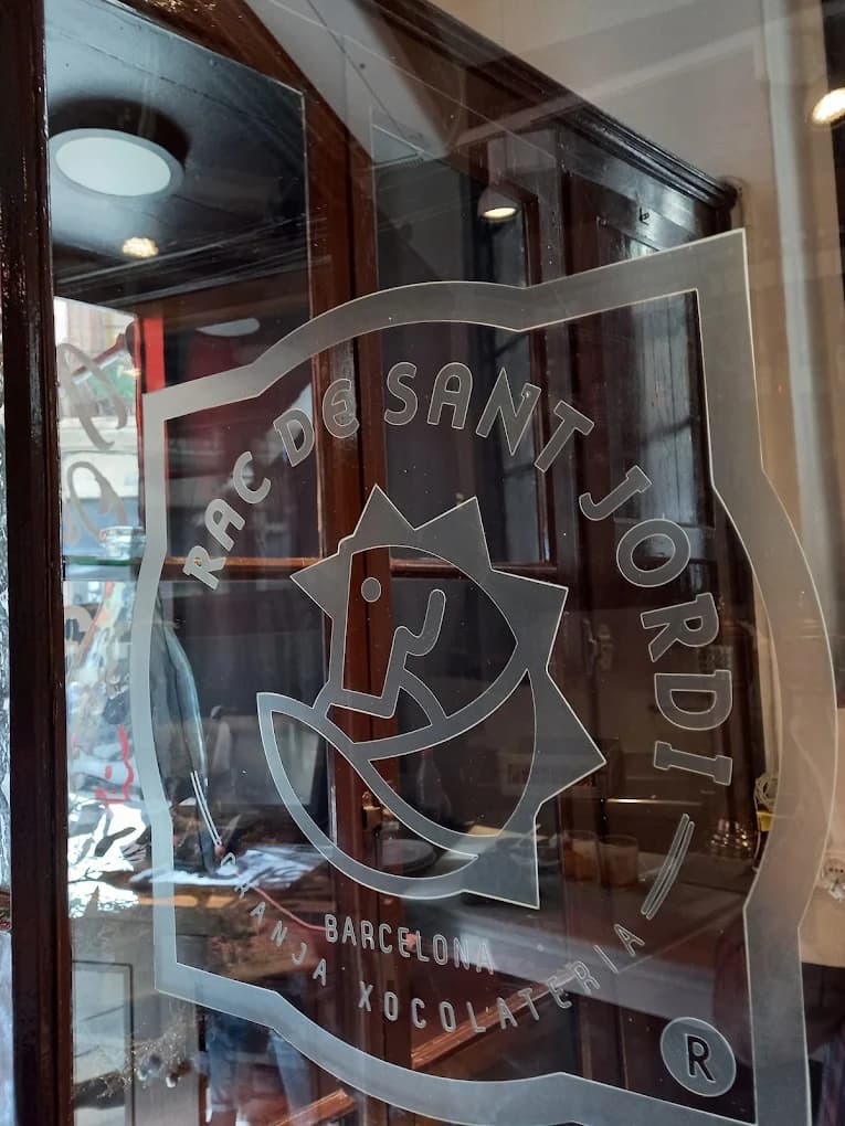 Logo de El Drac de Sant Jordi grabado en el cristal