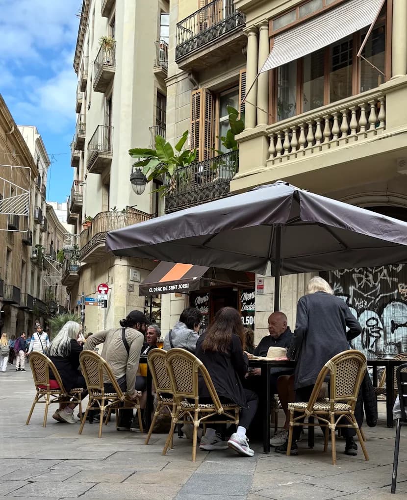 Terraza exterior de El Drac de Sant Jordi en el Barrio Gótico