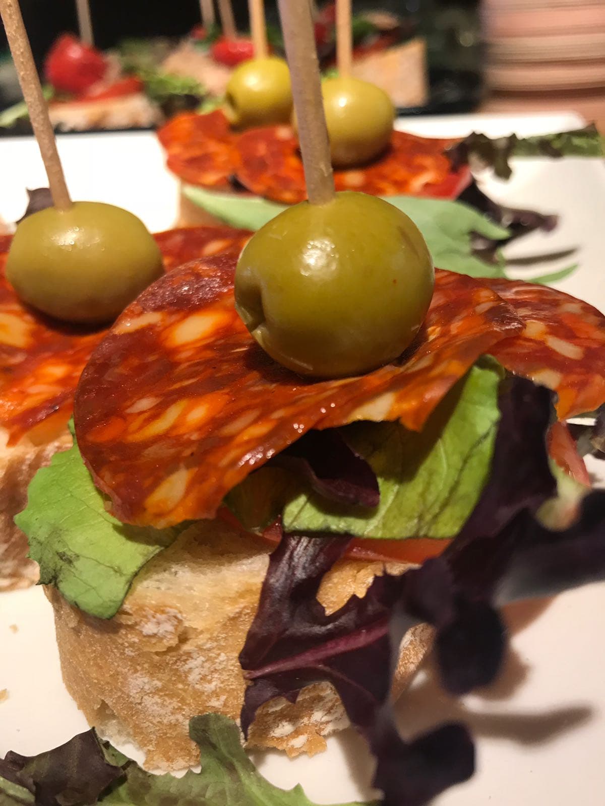 Salchichón picante con aceituna